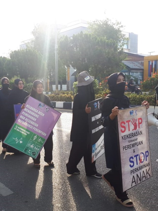 Aksi long march memperingati 16 Hari Anti-Kekerasan terhadap Perempuan (16HAKtP). Dok. Flower Aceh 
