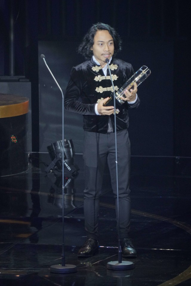 Pemain film "Kucumbu Tubuh Indah Ku" Muhammad Khan saat menerima penghargaan sebagai Pemeran utama pria terbaik di FFI 2019, Minggu (8/12). Foto: Helmi Afandi Abdullah/kumparan
