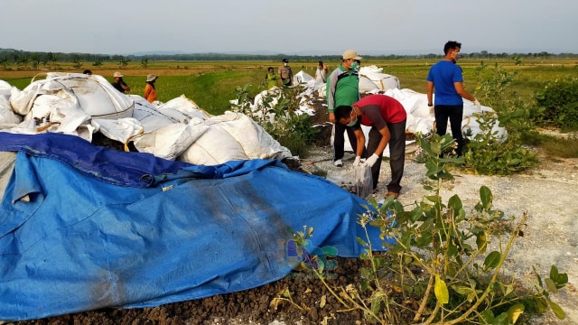 Gundukan limbah yang dibuang di lahan kosong di Desa Mayangrejo Kecamatan Kalitidu Kabupaten Bojonegoro, yang dikeluhkan warga karena bau menyengat. Minggu (08/12/2019)