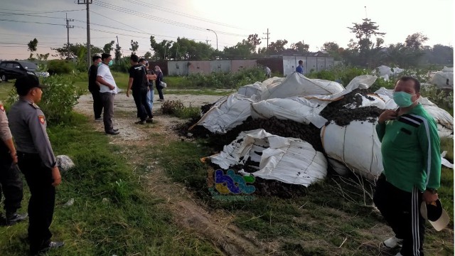 Gundukan limbah yang dibuang di lahan kosong di Desa Mayangrejo Kecamatan Kalitidu Kabupaten Bojonegoro, yang dikeluhkan warga karena bau menyengat. Minggu (08/12/2019)