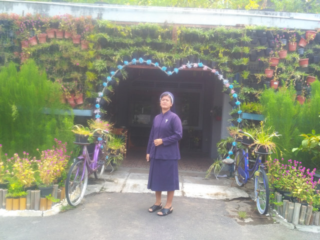 Suster Mariati di depan spot foto Syantikara Youth Center di Jalan Colombo Yogyakarta. Foto : Widi Erha