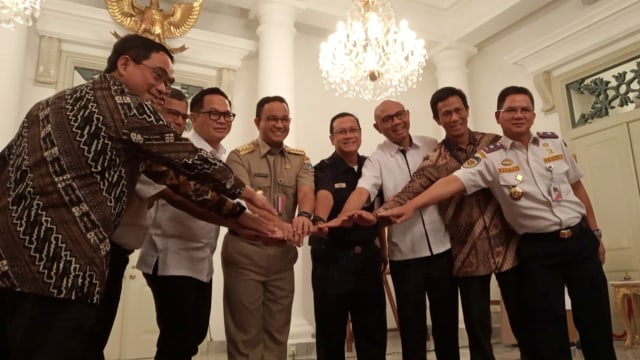 Penandatangan Mou antara MRT dan KAI disaksikan Gubernur DKI Anies Baswedan, Jakarta, Senin (9/12). Foto: Paulina Herasmaranindar/kumparan