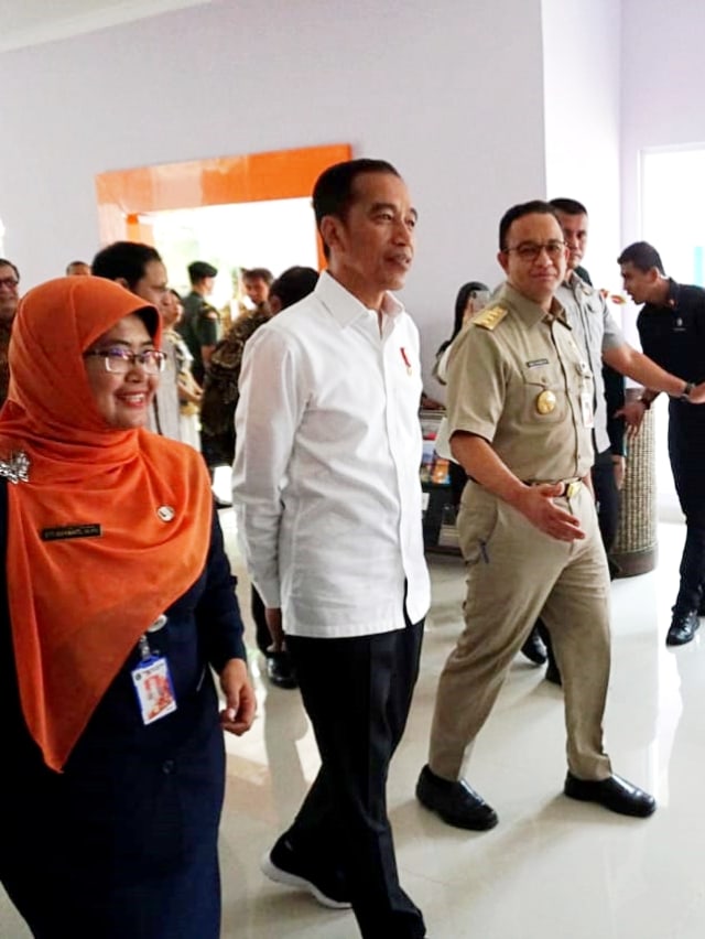 Presiden Joko Widodo didampingi Gubernur Anies Baswedan meninjau fasilitas sekolah usai menghadiri pentas prestasi tanpa korupsi, Jakarta, Senin (9/12). Foto: Jamal Ramadhan/kumparan