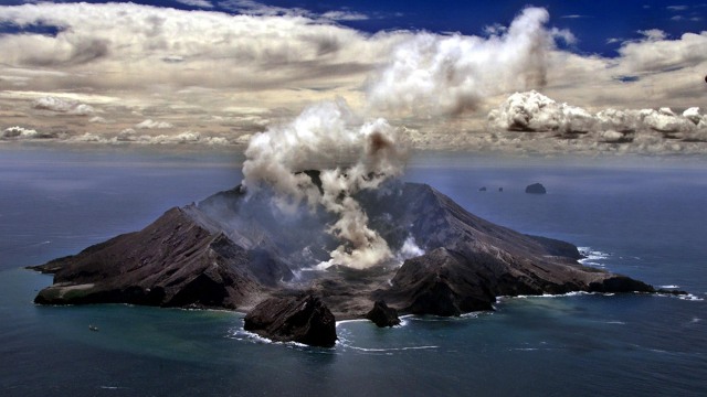 Gunung berapi di Selandia Baru meletus. Foto: AFP/TORSTEN BLACKWOOD