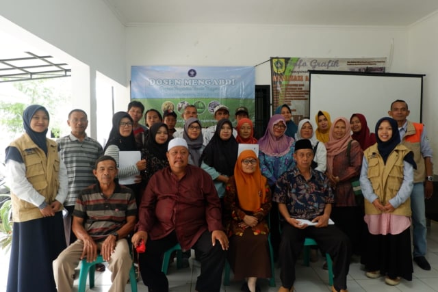 Dosen Mengabdi IPB University Gelar Pencegahan Zoonosis dan Pelatihan Budidaya Ayam Kampung di Sinarsari 