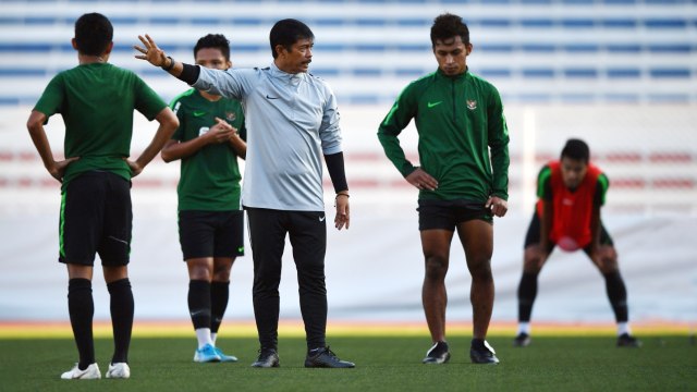 Pelatih Timnas U-22 Indonesia Indra Sjafri (tengah) memberikan arahan saat memimpin latihan di Stadion Rizal Memorial, Manila, Filipina. Foto: ANTARA FOTO/Sigid Kurniawan