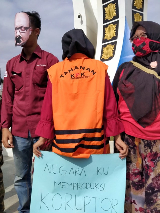Sejumlah mahasiswa dan pemuda dari Sekolah Anti Korupsi Aceh (SAKA) turun ke jalan berunjuk rasa memperingati Hari Anti Korupsi Sedunia (Hakordia) 2019. Foto: Zuhri Noviandi/kumparan