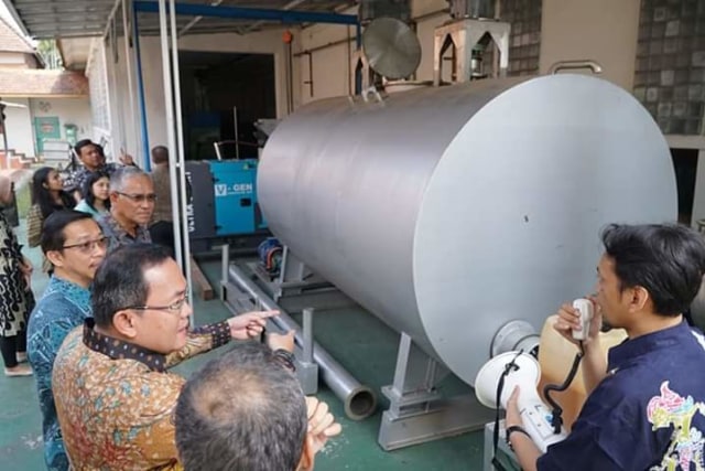 Bupati Musi Banyuasin Dodi Reza Alex melihat alat pengolahan aspal karet yang baru didatangkan di PUPR Muba. Foto. Istimewa