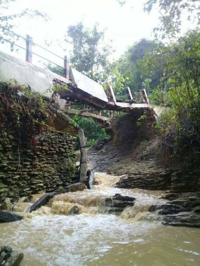 Jembatan penghubung desa di Kecamatan Kedungdung ambruk. Warga terisolir selama hampir dua tahun, Senin (9/12/2019). (Ryan/MM).