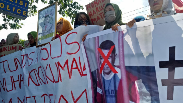 Aksi dari keluarga korban tuntut hukuman mati untuk pelaku, Ronal, di depan Polda Malut, Juli 2019 lalu. Foto: Rajif Duchlun/cermat
