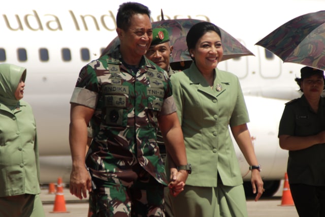 Kepala Staf Angkatan Darat (Kasad ) Jenderal TNI Andika Perkasa (kiri) bergandengan tangan dengan istrinya saat tiba di bandara El Tari Kupang. Foto: ANTARA FOTO/Kornelis Kaha