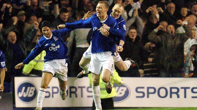 Duncan Ferguson saat berkostum Everton. Foto: AFP