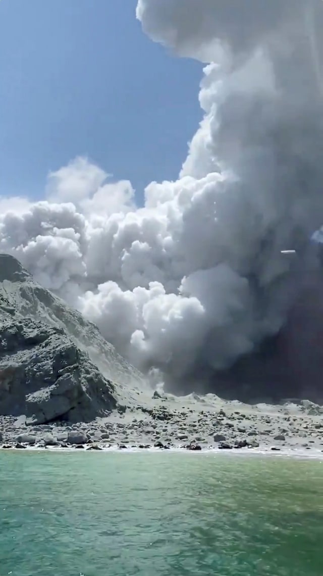 Asap tebal dari letusan gunung berapi Whakaari terlihat di Pulau Putih, Selandia Baru, Senin (9/12). Foto: @SCH/via REUTERS