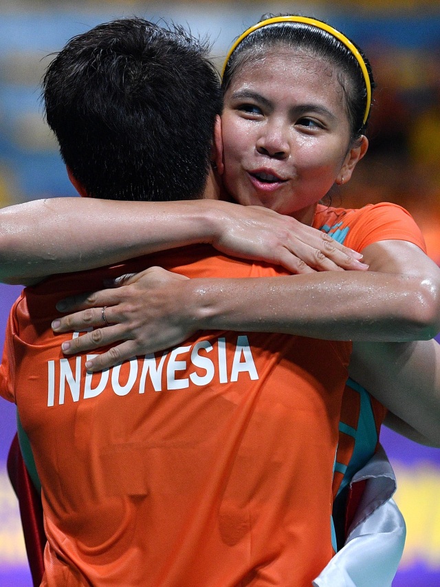 Ganda putri Indonesia Greysia Polii (kanan) dan Apriyani Rahayu berpelukan seusai mengalahkan ganda putri Thailand. Foto: ANTARA FOTO/Sigid Kurniawan