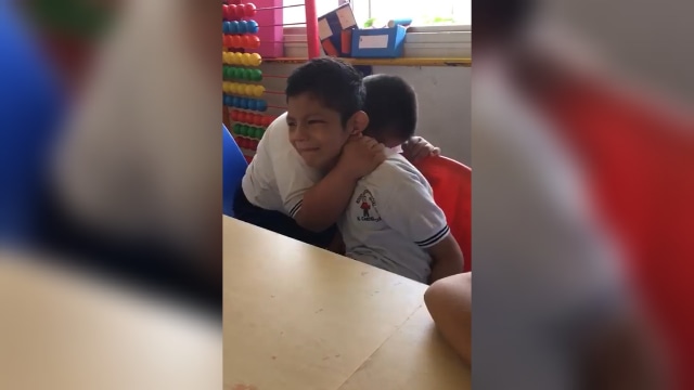 Video ekspresi anak menghibur temannya yang autis viral. (Foto: Tangkapan layar Facebook/Jalisco Oculto)