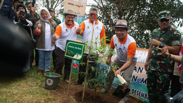 Gubernur Jawa Barat, Ridwan Kamil menanam satu bibit pohon sebagai bagian pemulihan KBU yang sudah kritis (Foto: Ananda Gabriel)