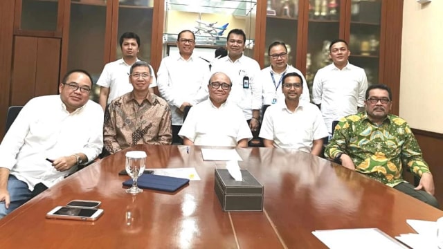 Dekom GA (Sahala Lumba Gaol, Herbert Timbo P Siahaan, Chairal Tanjung dan Eddy Porwanto) bersama Plt Dirut PT GA Fuad Rizal, Senin (9/12). Foto: Dok.  Kementerian BUMN