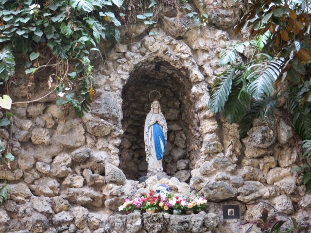 Gua Maria Lourdes di Gereja Katedral, Jakarta Pusat. Foto: Shutter Stock