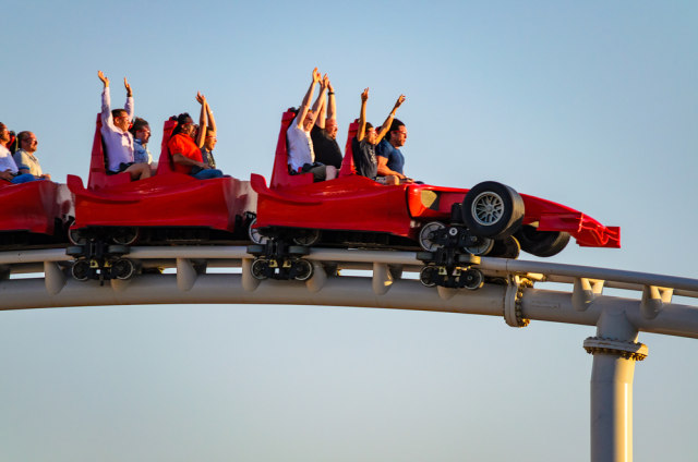 Pengunjung menikmati wahana roller coaster Foto: Shutter Stock