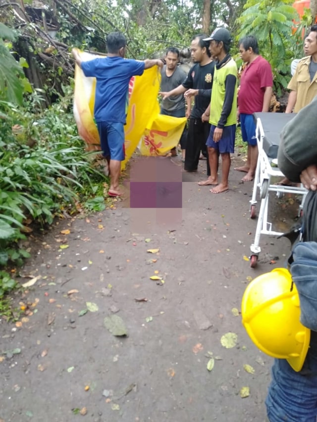 Angin Puting Beliung Tewaskan 1 Orang Di Kediri | Kumparan.com