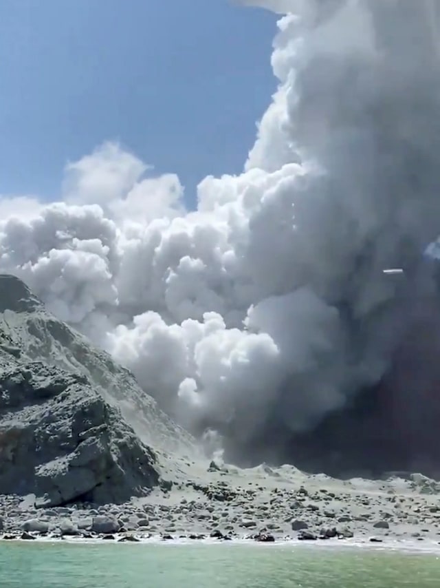 Kepulan abu vulkanik dari gunung berapi Selandia Baru di Pulau Putih, Selandia Baru, Senin (9/12). 
 Foto: REUTERS 