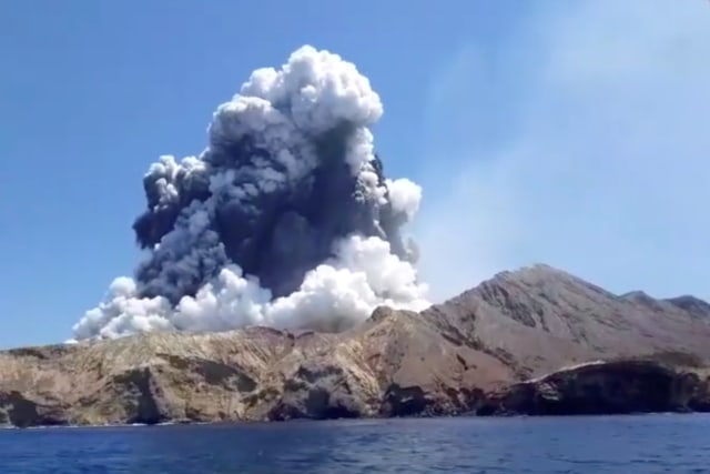 Kepulan abu vulkanik dari gunung berapi Selandia Baru di Pulau Putih, Selandia Baru, Senin (9/12). 
 Foto: INSTAGRAM @ALLESSANDROKAUFFMANN/via REUTERS