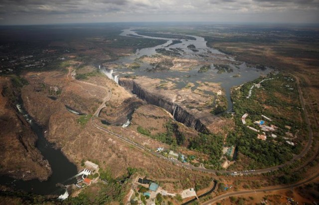  Foto Potret Mengeringnya Air Terjun Victoria di Afrika 