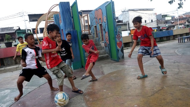 Sejumlah anak bermain sepak bola di RPTRA Krendang, Tambora, Jakarta Barat.  Foto: Iqbal Firdaus/kumparan 