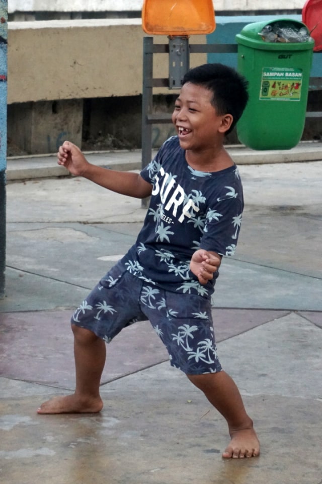 Seorang anak bermain sepak bola di RPTRA Krendang, Tambora, Jakarta Barat.  Foto: Iqbal Firdaus/kumparan 