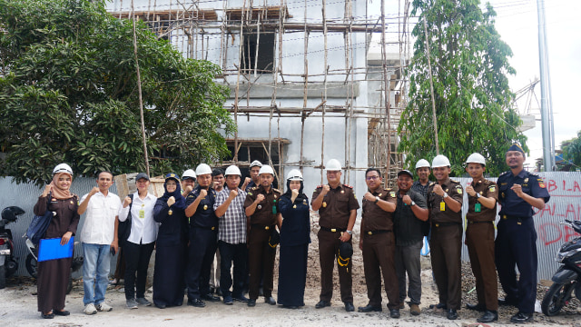 Kejari Kobar melakukan monitoring pembangunan Gedung Kantor Bea Cukai Pangkalan Bun. (Foto: Bea Cukai Pangkalan Bun)