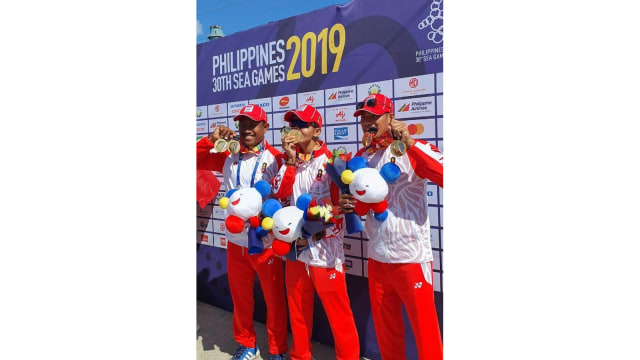 TIGA atlet dayung asal Riau kompak memperlihatkan medali emas mereka sumbangkan di SEA Games 2019 Filipinan. (Foto: Dokumen Pribadi) 