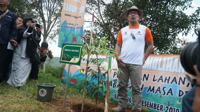 0091219-Ridwan Kamil Tanam Pohon2_Ananda.jpg