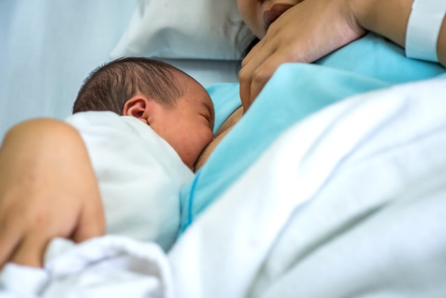 Keuntungan ASI Dibandingkan Susu Formula untuk Bayi Baru Lahir, Apa Saja? Foto: Shutterstock