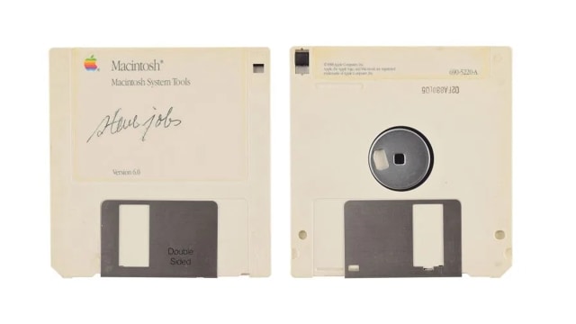 Disket bertanda tangan pendiri Apple, Steve Jobs. Foto: RR Auction