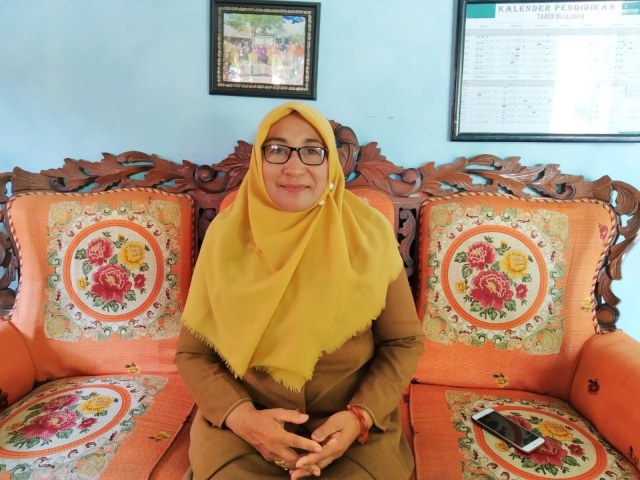 Ibu Suharti, Kepala Sekolah SDN 3 Dompu. Foto: Ilyas Yasin/Info Dompu