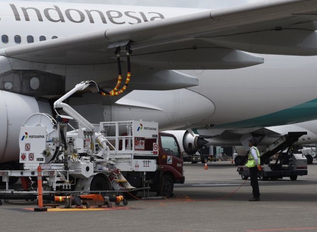 Ilustrasi pesawat sedang mengisi bahan bakar avtur. Foto: Dok. Pertamina