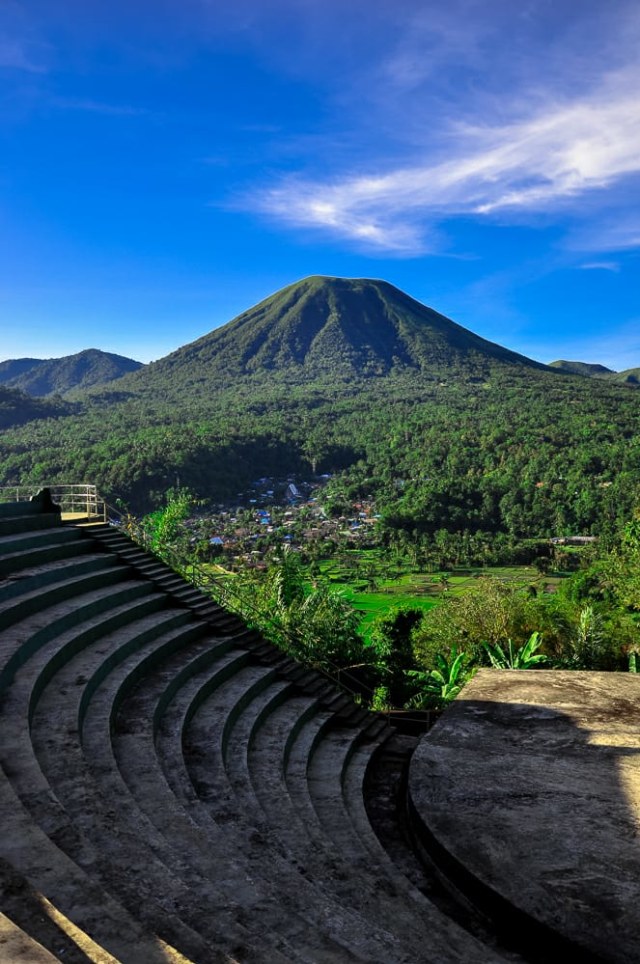 Pesona Gunung Lokon dari Amphitheater Woloan Foto: Dok. Istimewa