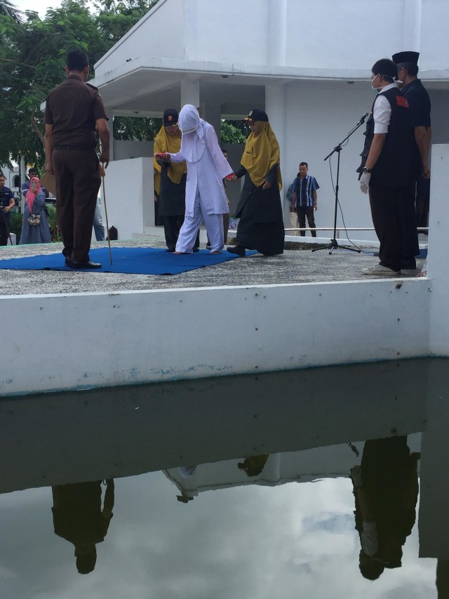 Proses eksekusi cambuk ini digelar Polisi Syariat atau Wilayatul Hisbah kota Banda Aceh, Selasa (10/12) di Taman Sari, Banda Aceh. Foto: Zuhri Noviandi/kumparan