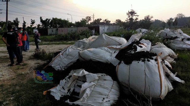 Gundukan limbah yang dibuang di lahan kosong di Desa Mayangrejo Kecamatan Kalitidu Kabupaten Bojonegoro, yang dikeluhkan warga karena bau menyengat.