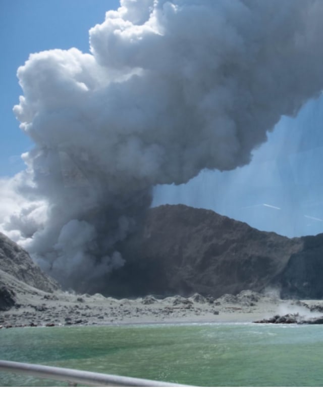Letusan gunung berapi di White Island, Selandia Baru. Foto: Michael Schade via Twitter