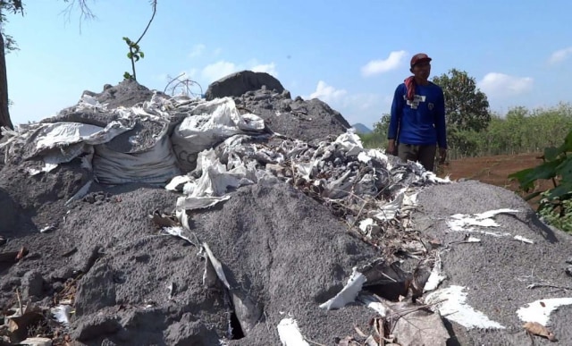 Puluhan Karung Berisi Limbah Diduga B3 Dibuang di Tulungagung