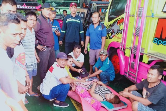 Viral Video Seorang Ibu Melahirkan dalam Kapal di Selat Bali