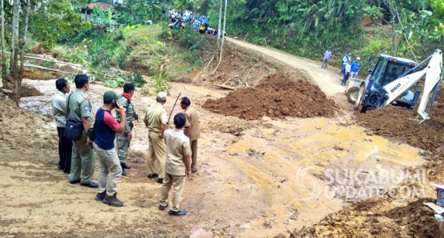 Evakuasi material longsor di Kampung Corogong RT 05/04 Desa Mekarjaya, Kecamatan Kabandungan, Kabupaten Sukabumi. | Sumber Foto:Syahrul Himawan