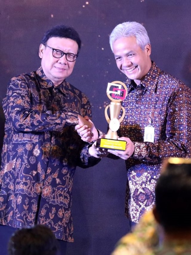 Gubernur Jateng Ganjar Pranowo terima penghargaan dari MenPAN RB. Foto: Dok. Pemprov Jateng