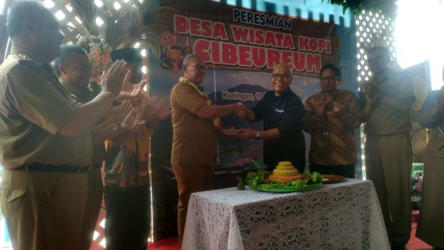 Peresmian Desa Wisata Cibeureum ditandai dengan pemotongan dan pemberian tumpeng oleh Kepala Kantor Perwakilan Bank Indonesia (KPwBI) Cirebon, Fadil Nugroho kepada Bupati Kuningan, Acep Purnama. (Juan)