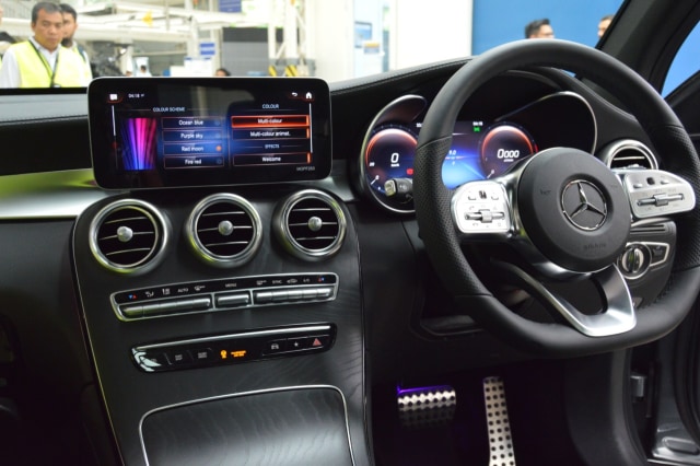 Dahsboard dan lingkar kemudi new Mercedes-Benz GLC rakitan Wanaherang, Bogor Foto: Bagas Putra Riyadhana/kumparan