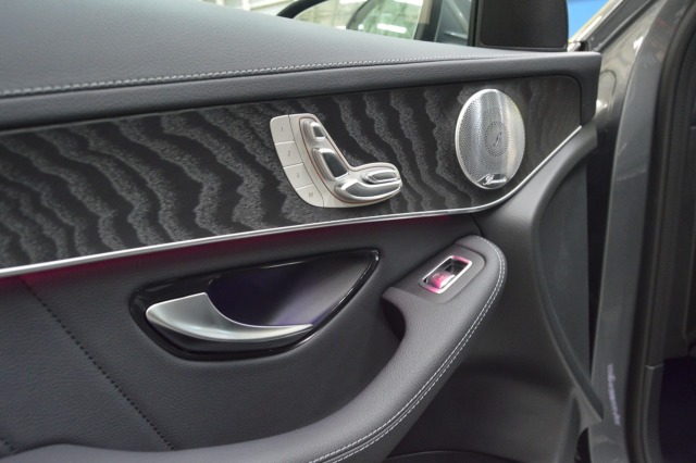 Door trim new Mercedes-Benz GLC rakitan Wanaherang, Bogor Foto: Bagas Putra Riyadhana/kumparan