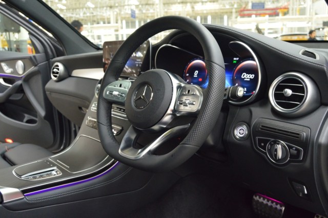 Dashboard dan lingkar kemudi new Mercedes-Benz GLC rakitan Wanaherang, Bogor Foto: Bagas Putra Riyadhana/kumparan