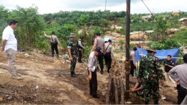 Tim gabungan TNI-Polri saat menutup sumur minyak ilegal. Foto: Bahara Jati