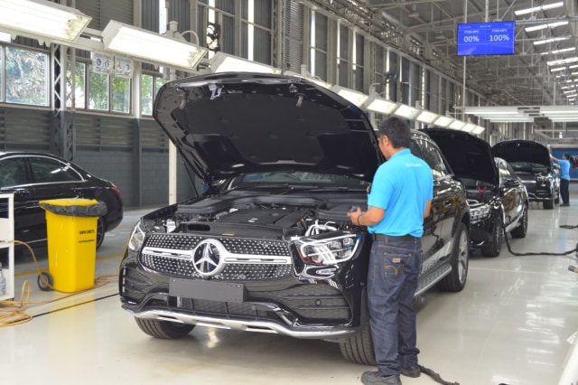 Aktivitas produksi di pabrik Mercedes-Benz Wanaherang, Bogor, Jawa Barat. Foto: Bagas Putra Riyadhana/kumparan
